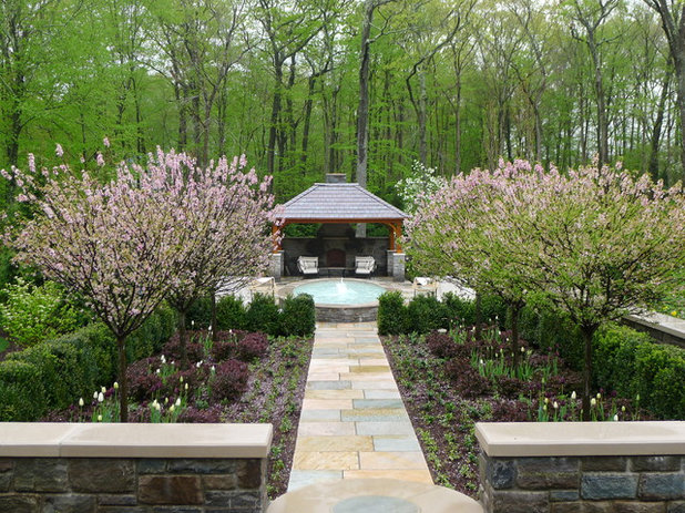 American Traditional Garden by Elise Landscapes & Nursery, LLC