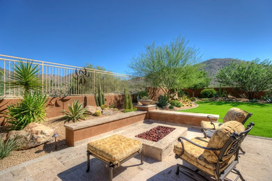 Imagen de jardín de secano de estilo americano grande en patio trasero con brasero, exposición total al sol y adoquines de hormigón