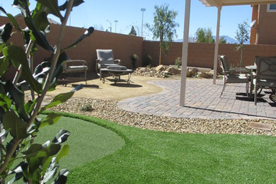 Foto di un grande giardino xeriscape tradizionale esposto a mezz'ombra dietro casa con pavimentazioni in mattoni
