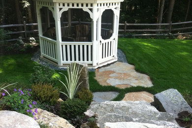 Ejemplo de jardín en patio trasero con adoquines de piedra natural