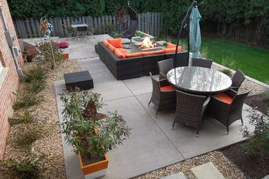 Foto de patio moderno de tamaño medio en patio trasero con brasero y adoquines de hormigón