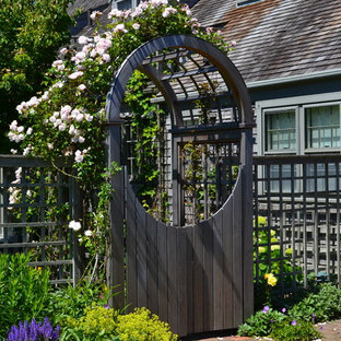 Immagine di un giardino formale country esposto a mezz'ombra di medie dimensioni e dietro casa in primavera con un ingresso o sentiero e pedane