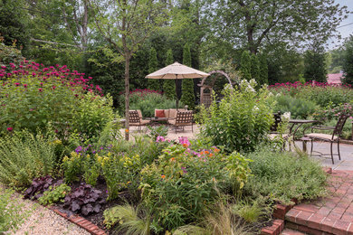 ワシントンD.C.にある広いコンテンポラリースタイルのおしゃれな庭 (砂利舗装) の写真