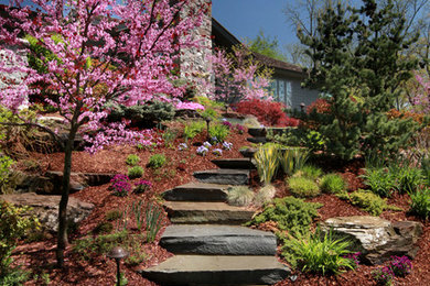 Imagen de camino de jardín clásico de tamaño medio en patio trasero con jardín francés, exposición total al sol y adoquines de piedra natural