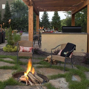 Mittelgroßer, Halbschattiger Garten im Sommer, hinter dem Haus mit Kamin und Natursteinplatten in Minneapolis
