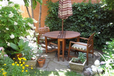 Foto de jardín de secano contemporáneo pequeño en verano en patio trasero con jardín de macetas, exposición parcial al sol y adoquines de piedra natural