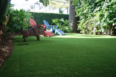 Foto de jardín tradicional de tamaño medio en patio trasero con exposición parcial al sol y gravilla
