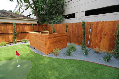 Inspiration pour un jardin arrière minimaliste de taille moyenne avec une exposition partiellement ombragée et du gravier.
