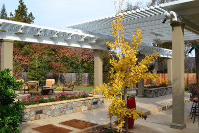 サクラメントにあるトラディショナルスタイルのおしゃれな庭 (半日向、コンクリート敷き	) の写真