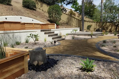 Diseño de camino de jardín de secano clásico grande en verano en patio trasero con exposición reducida al sol y gravilla