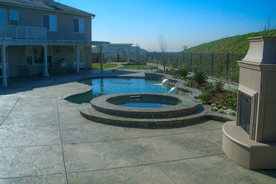 This is an example of a large back formal full sun garden in Los Angeles with a water feature.