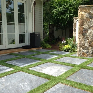 Mittelgroßer Moderner Garten hinter dem Haus mit Kamin, direkter Sonneneinstrahlung und Natursteinplatten in Raleigh
