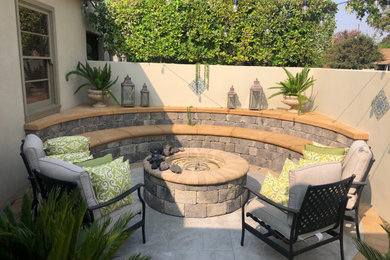 Example of a classic concrete paver patio design in Los Angeles