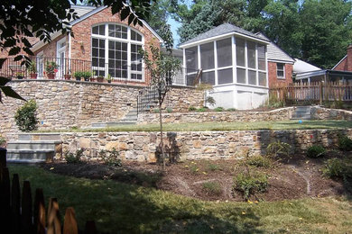 Foto de jardín grande en patio trasero con muro de contención, exposición total al sol y adoquines de piedra natural