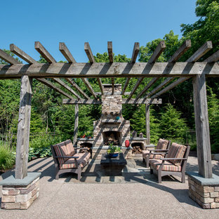 Großer, Halbschattiger Klassischer Garten im Sommer, hinter dem Haus mit Kamin und Natursteinplatten in Sonstige