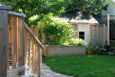 Diseño de jardín tradicional de tamaño medio en patio trasero con exposición parcial al sol y adoquines de hormigón