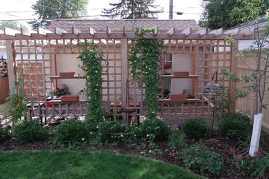Aménagement d'un grand jardin avec pergola arrière contemporain l'été avec une exposition partiellement ombragée et du gravier.