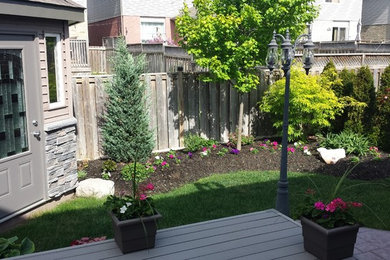 Inspiration for a small backyard landscaping in Toronto.