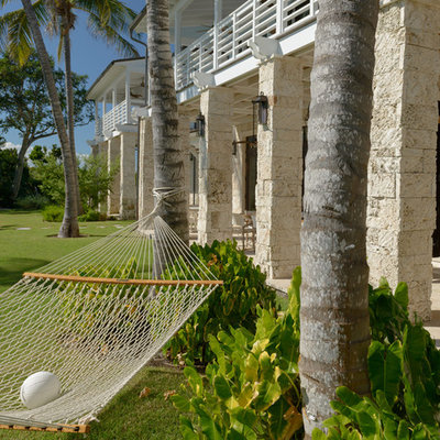 This is an example of a tropical backyard landscaping in Miami.
