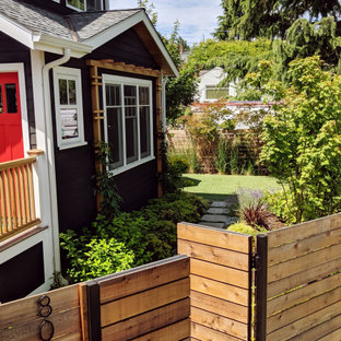 Mittelgroßer Garten neben dem Haus mit Kamin, direkter Sonneneinstrahlung und Betonplatten in Seattle