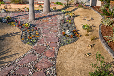 Foto di un giardino xeriscape tropicale esposto in pieno sole di medie dimensioni e davanti casa con un ingresso o sentiero e ghiaia