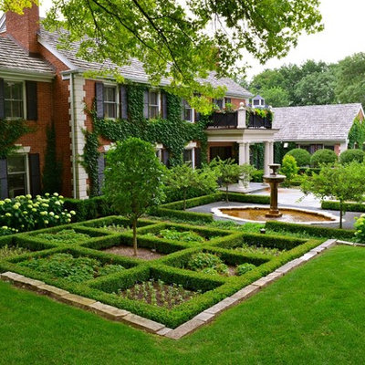 Design ideas for a mid-sized traditional front yard formal garden in Chicago.