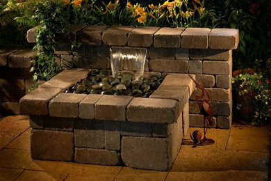 サクラメントにあるトラディショナルスタイルのおしゃれな庭の噴水 (コンクリート敷き	) の写真