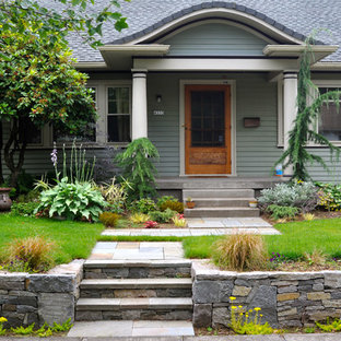 Foto di un giardino stile americano davanti casa con un muro di contenimento