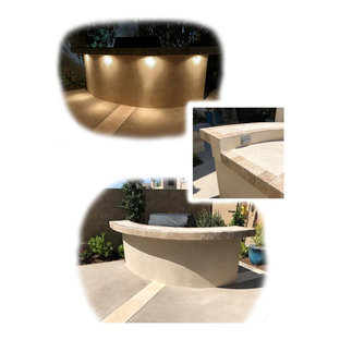 Mittelgroßer Mediterraner Garten hinter dem Haus mit Kamin und Natursteinplatten in Orange County