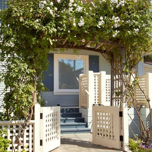 Immagine di un giardino stile marinaro davanti casa