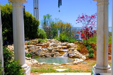 ロサンゼルスにある高級な中くらいなトラディショナルスタイルのおしゃれな庭 (日向) の写真