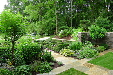 Foto de camino de jardín clásico de tamaño medio en patio trasero con adoquines de piedra natural