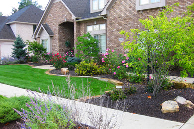 Design ideas for a traditional landscaping in Indianapolis.