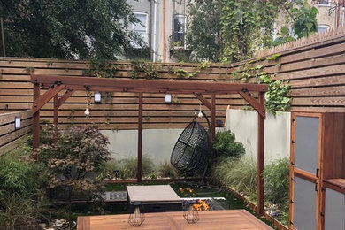 Diseño de jardín de estilo zen en patio trasero con jardín francés, brasero y entablado