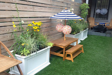 Свежая идея для дизайна: летний регулярный сад среднего размера на заднем дворе в стиле шебби-шик с растениями в контейнерах и полуденной тенью - отличное фото интерьера