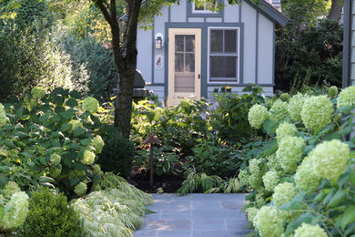 Imagen de camino de jardín de estilo americano de tamaño medio en patio delantero con exposición parcial al sol y adoquines de ladrillo