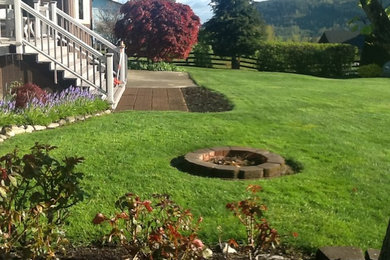 シアトルにあるトラディショナルスタイルのおしゃれな庭の写真