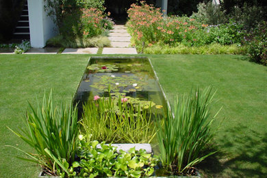 Geometrischer, Mittelgroßer, Halbschattiger Moderner Garten hinter dem Haus mit Betonboden in Los Angeles