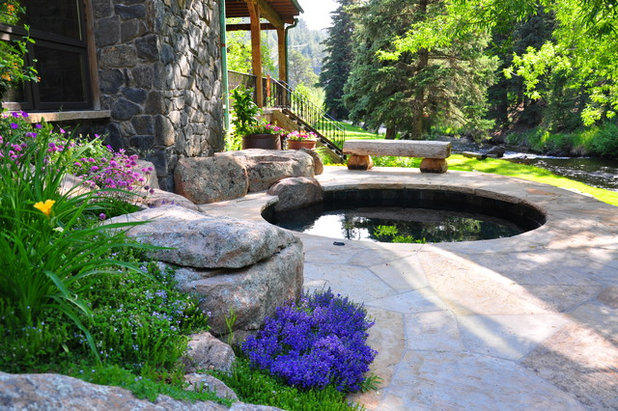 Klassisch Garten by Designscapes Colorado Inc.