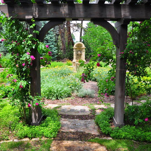 Immagine di un giardino chic dietro casa con pavimentazioni in pietra naturale