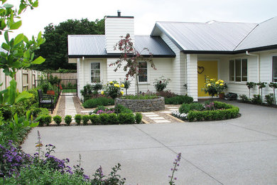Стильный дизайн: участок и сад на переднем дворе в классическом стиле с садовой дорожкой или калиткой - последний тренд
