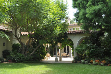 Ejemplo de jardín tradicional grande en patio trasero con fuente, exposición parcial al sol y adoquines de piedra natural