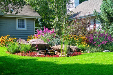 他の地域にあるお手頃価格の中くらいなトラディショナルスタイルのおしゃれな庭 (半日向、マルチング舗装) の写真