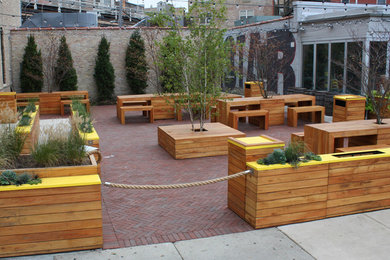 Photo of a contemporary landscaping in Chicago.