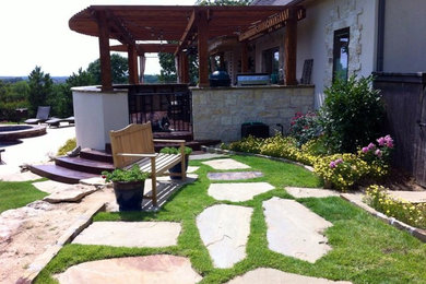 Cette photo montre un grand jardin moderne avec un foyer extérieur et des pavés en pierre naturelle.