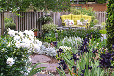 ワシントンD.C.にあるお手頃価格の小さな、春のコンテンポラリースタイルのおしゃれな裏庭 (ファイヤーピット、半日向、天然石敷き) の写真