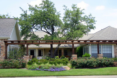 Design ideas for a traditional landscaping in Dallas.