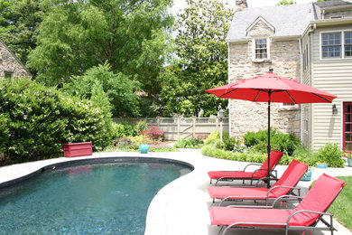 Photo of a mid-sized eclectic full sun backyard concrete paver water fountain landscape in Richmond for summer.