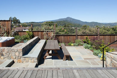 Foto de jardín clásico renovado en patio trasero con exposición total al sol y adoquines de piedra natural