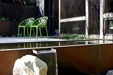 シアトルにあるモダンスタイルのおしゃれな庭の噴水 (デッキ材舗装) の写真